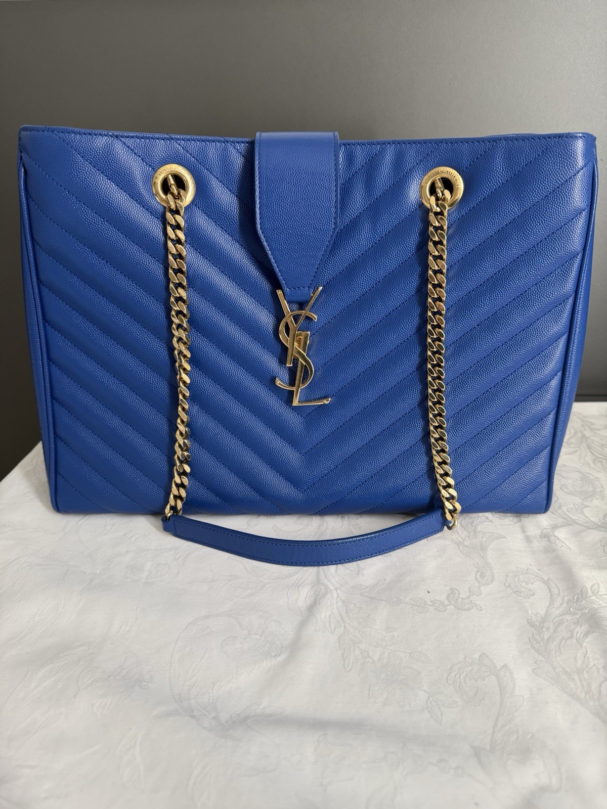Saint Laurent borsa tote pelle blu trapuntata chevron catena oro YSL zip.