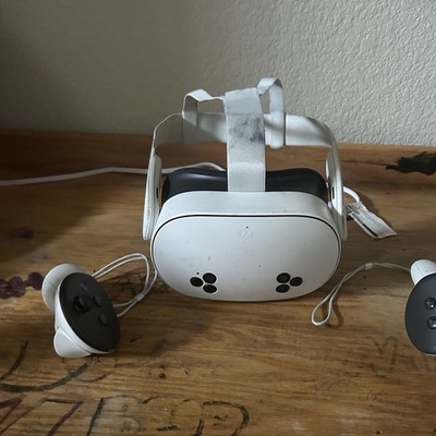 Meta Quest 3s White Standalone VR Headset with Controllers USB-C