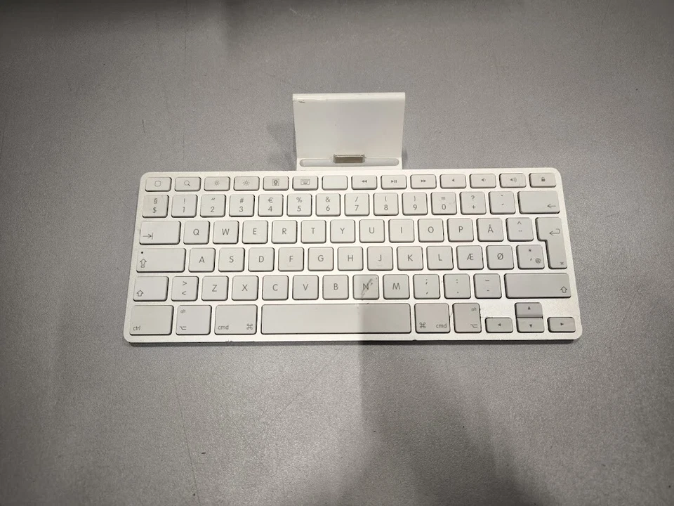 Apple A1359 Drahtlose Tastatur - Gebraucht, Spuren von Verschleiß, Nein Zubehör
