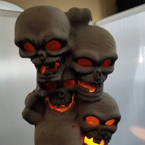 18" Trendmasters Halloween Skeleton Skull Stack Lighted Blow Mold Decoration - Picture 4 of 17