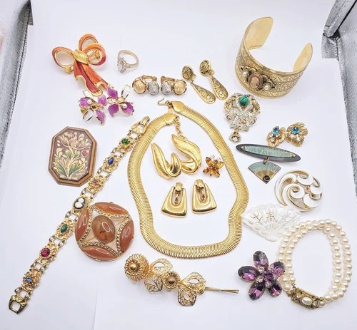 Vintage Costume Jewelry Lot – 20 Pieces Brooches, Necklace, Earrings, Bracelet