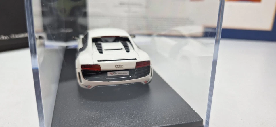 LOOK SMART - AUDI R8 E-PERFORMANCE - WHITE  - 1:43 SCALE MODEL CAR LSEP - Image 4 of 4