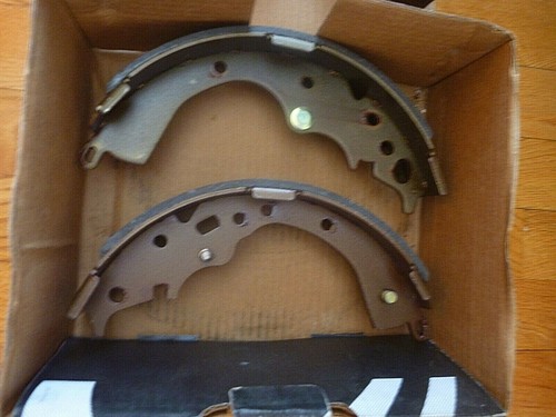 2005-2018 Toyota Tacoma Rear Brake Shoes Set 111.08040 071201 Centric Parts - Picture 7 of 8