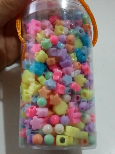 Bote de cuentas de colores y diferentes figuras para hacer pulseras y  collares | eBay
