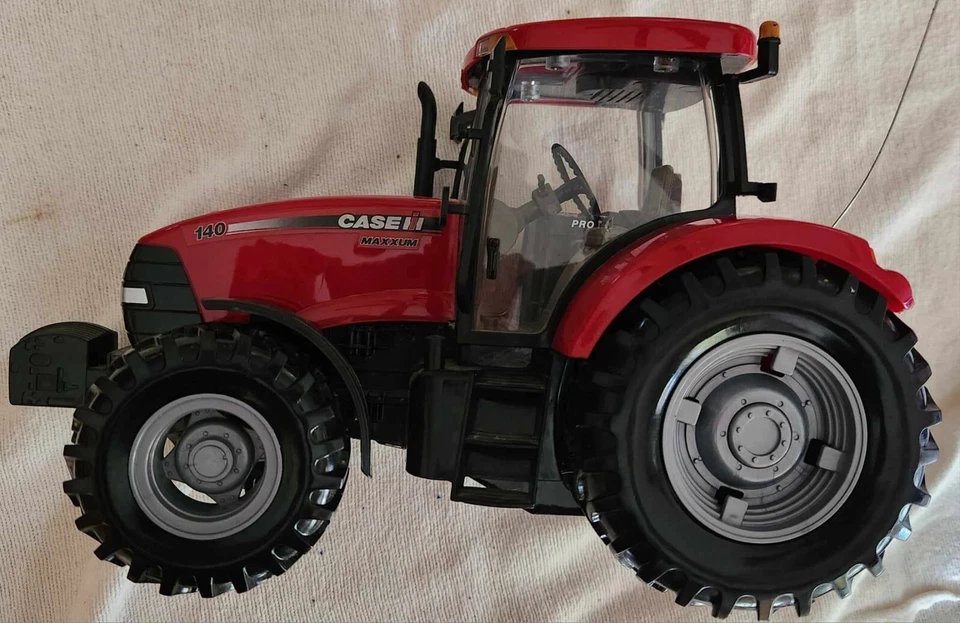 Ertl 35905 1:16 Case IH Maxxum 140 Remote Control Tractor Working w/Remote - Image 2 of 4