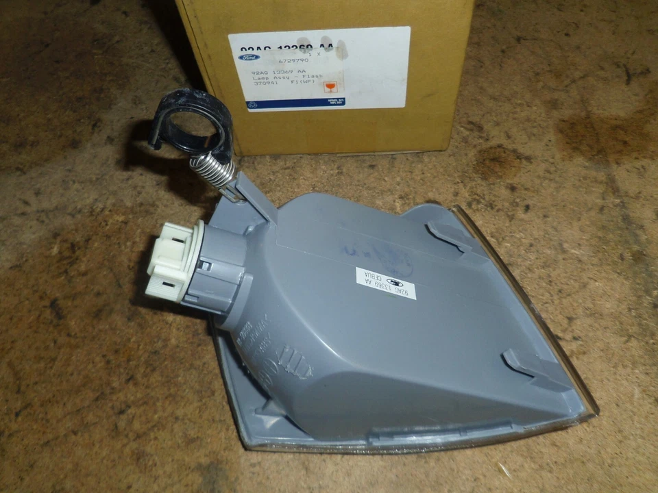 Ford Escort V VI indicatore di direzione anteriore sinistro bianco NOS Ford OEM 6729790 (166) - Immagine 2 di 3