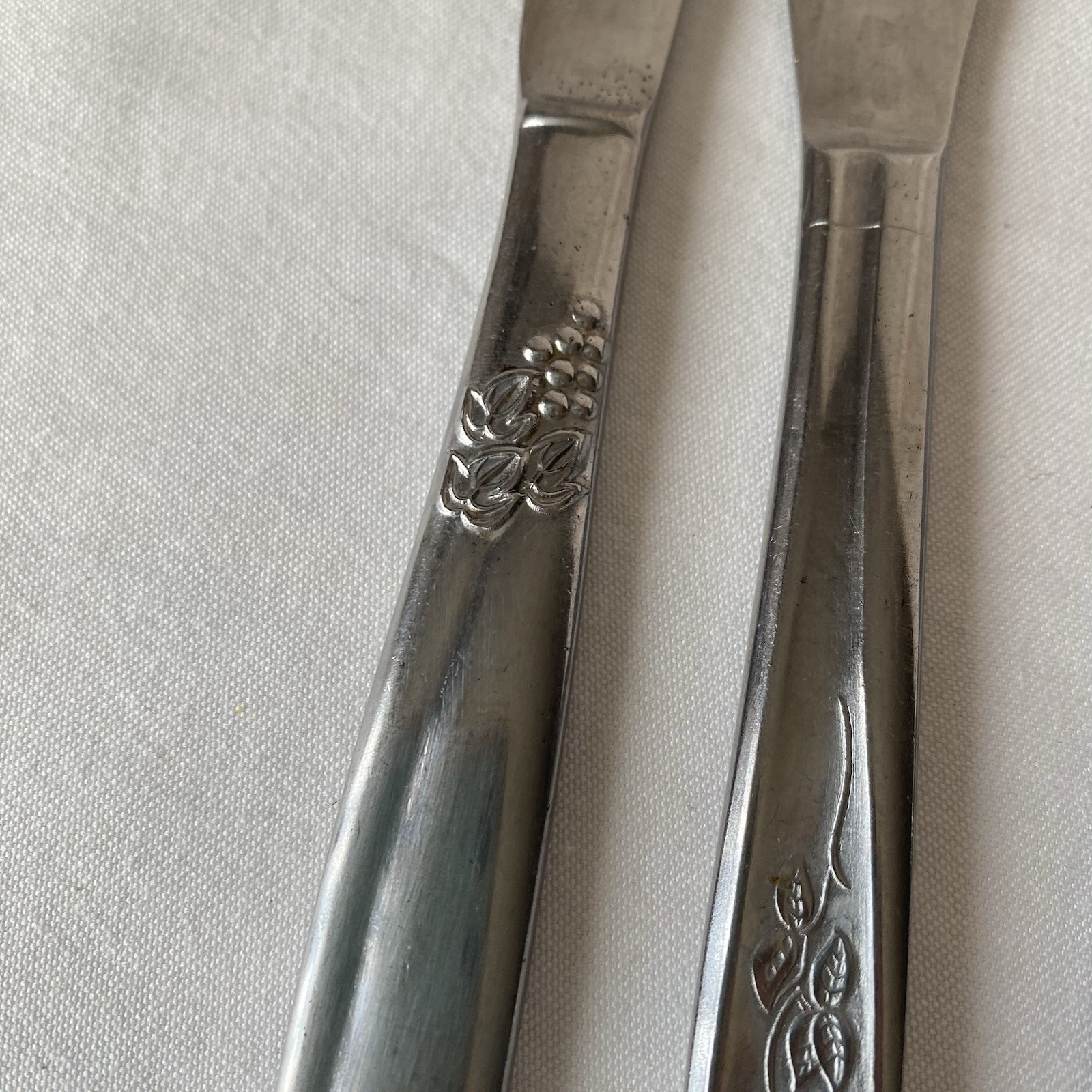 Mixed Lot 10 VTG Stainless Dinner Knives Floral MCM Mismatched Japan READ