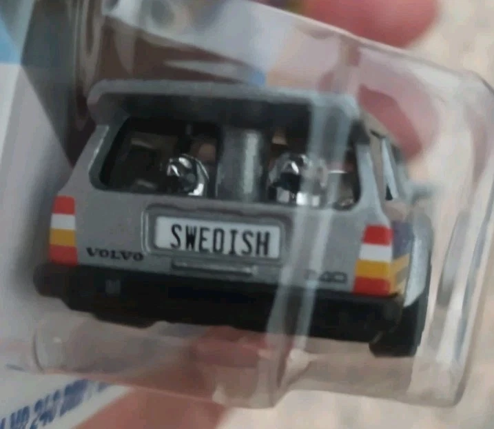 Hot Wheels Volvo 240 Drift Wagon Grigio Case P 2025 1:64 - Immagine 4 di 4