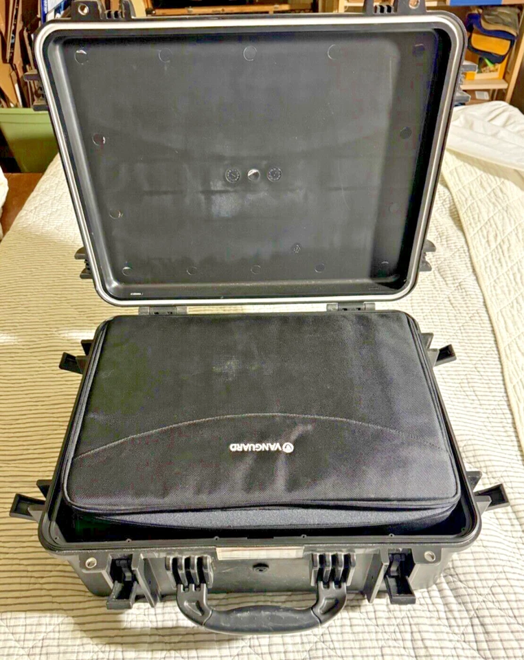Estuche rígido Vanguard Supreme 46F con bolsa divisoria de cámara con inserción de nailon opcional Foto 2 de 4