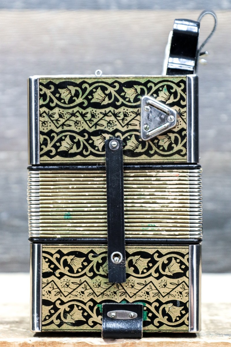 HOHNER.Vienna2915現行型配列G/C 上級者からプロ演奏の方用 Hohner Vienna Model 2915 G-C 8-Bass 21-Treble Button