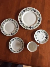 ROYAL DOULTON BURGUNDY 5 PIECE PLACE SETTING CUP & SAUCER & PLATES