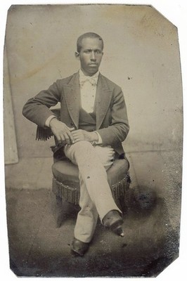 SEATED BLACK MAN WHITE PANTS LEG KICKED OUT AFRICAN AMERICAN TINTYPE PHOTO