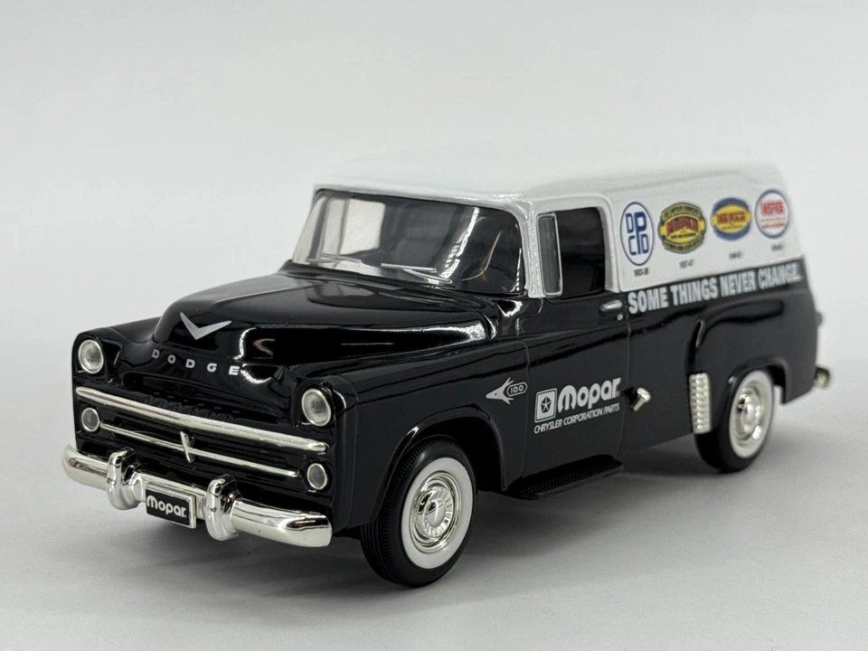 MOPAR Parts 1957 Dodge D100 Town Panel Diecast Bank 1:25 Spec Cast Foto 3 de 4