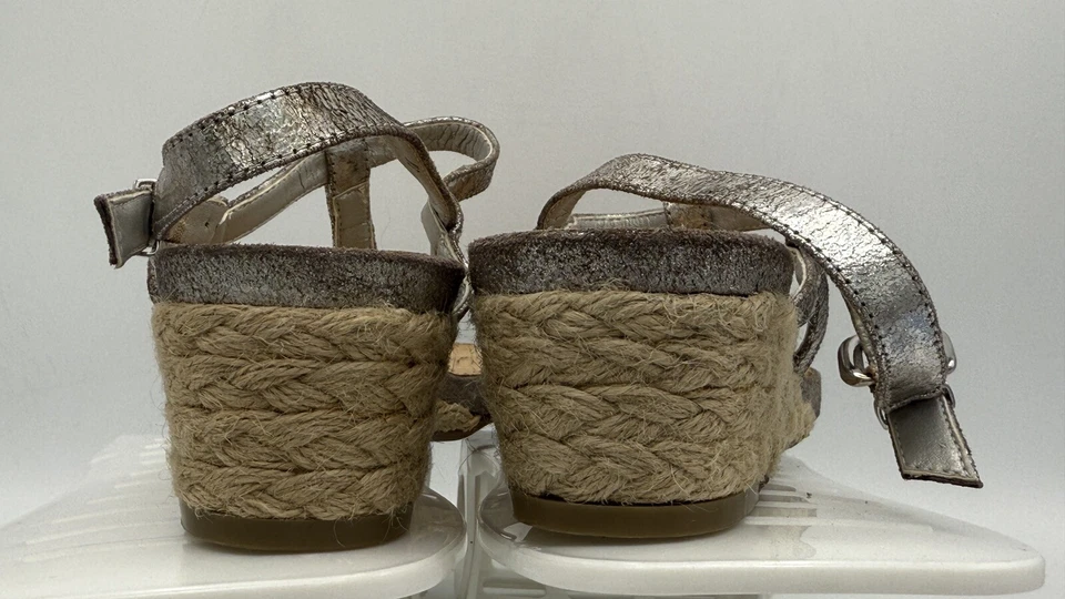Sandalias de cuña para mujer Vaneli Kaffle plateadas trenzadas tanga talla 9 Metpat Foto 3 de 4