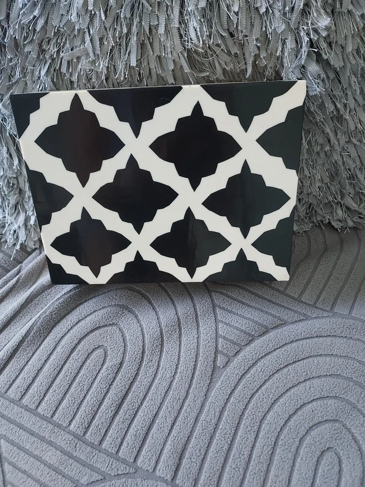 Caja de baratijas de madera Peir 1 con tapa de plástico blanco y negro. Foto 3 de 4