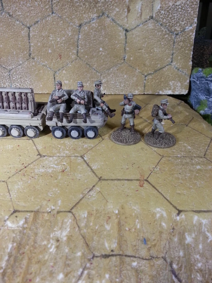 28mm scifi vehicles and figures DUNE x 7 Atreiedes and 9 Fremen + 19 extras. - Image 2 of 4