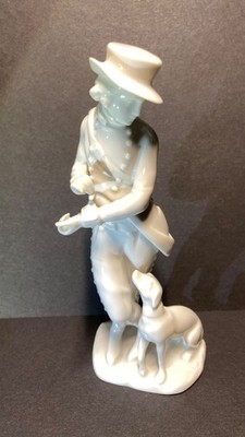 Neuwertige Wiener Porzellanmanufaktur Augarten Porzellanfigur Jäger mit Hund
