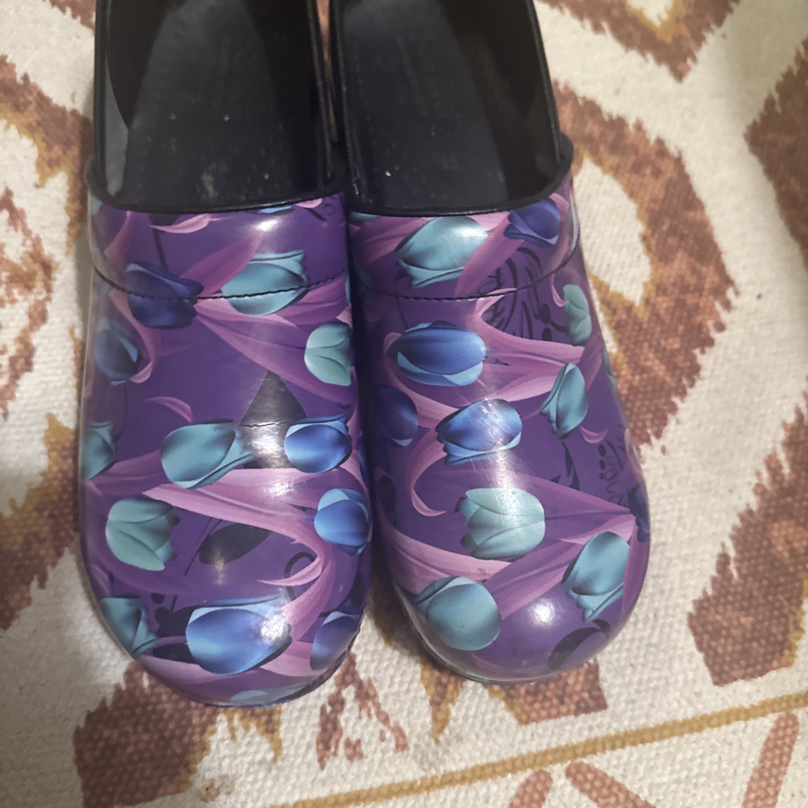 Zuecos originales Sanita estampado de tulipán 42 EE. UU. 11 zapatos de enfermería para el cuidado de la salud nuevos sin caja morados
