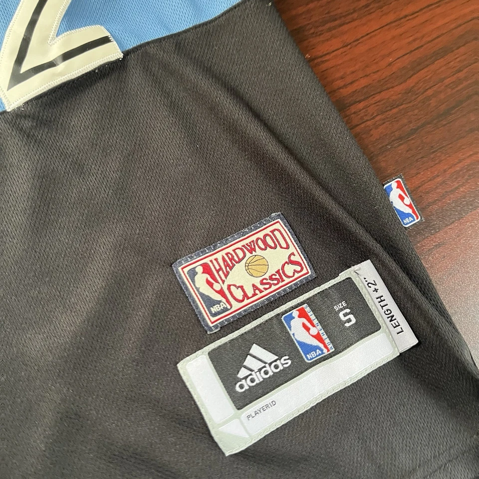 Camiseta Kyrie Irving Adidas Clásicos Madera Cosida Cavs Cavaliers NBA Pequeña Foto 4 de 4