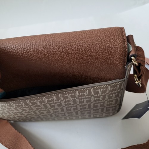 NUEVO CON ETIQUETAS Tommy Hilfiger Bandolera Cartera Monograma Logo Solapa Bandolera Marrón - Imagen 4 de 6