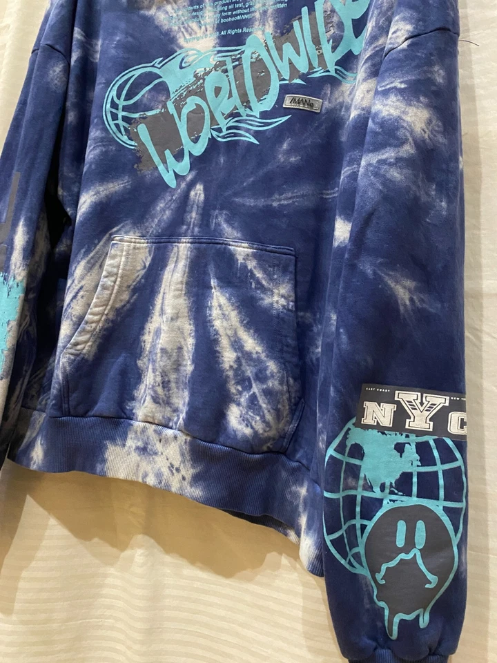 Sudadera con Capucha BoohooMAN Hombres Mediana Púrpura De Gran Tamaño En Todo el Mundo Graffiti Tie Dye Pullover Foto 3 de 4
