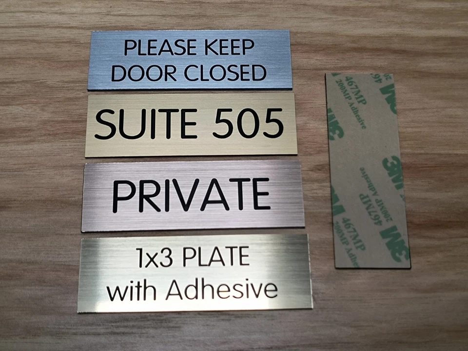 Placa Grabada Personalizada de 1x3 Pulgadas con Adhesivo Acabado Oro Plata Cobre o Bronce Foto 2 de 4