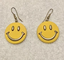Very Cool Vintage Gold Tone Smiley Face Pierced Earrings