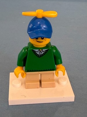 LEGO City Minifig hol163 -Boy Green Sweater 2 Buttons -Light Scratches/No Cracks