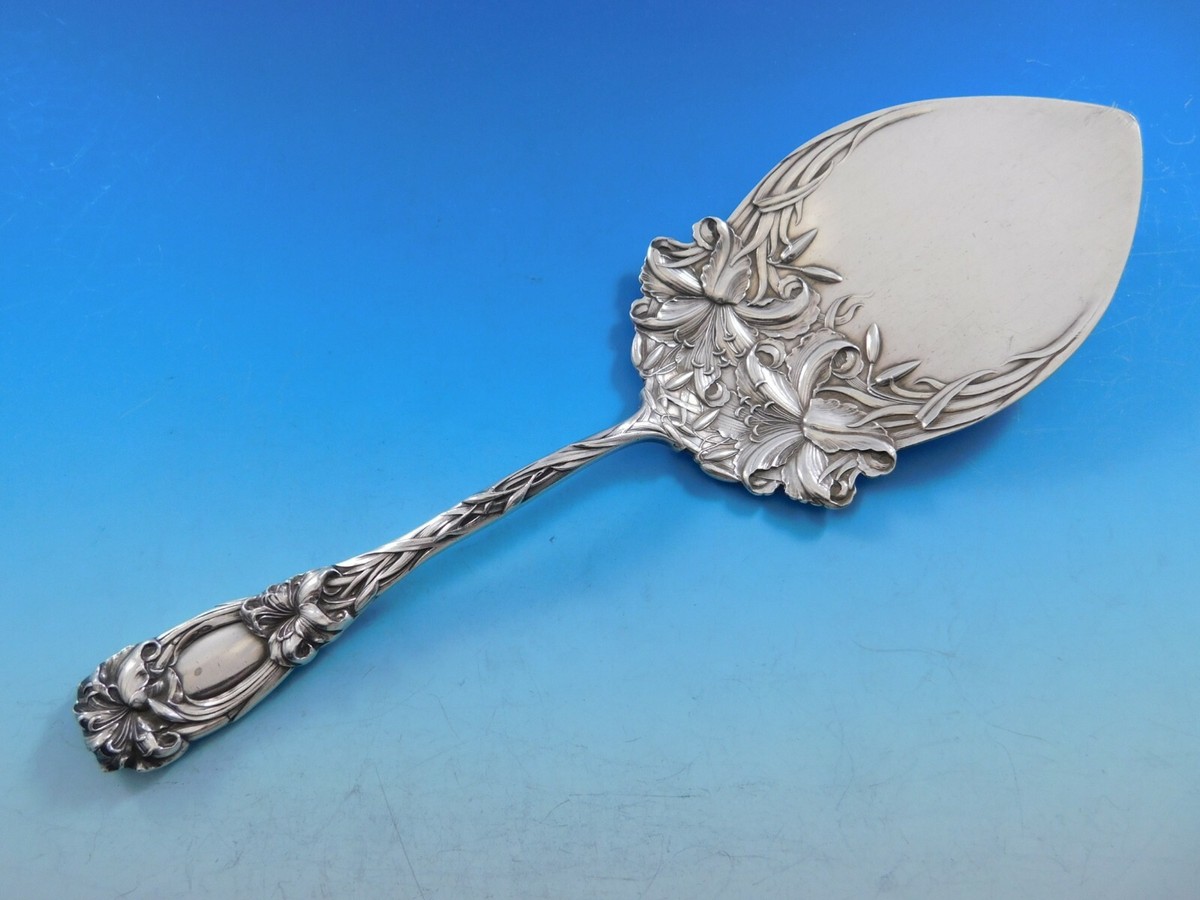 New Art by Durgin Sterling Silver Pie Server with Lilies 10 1/4