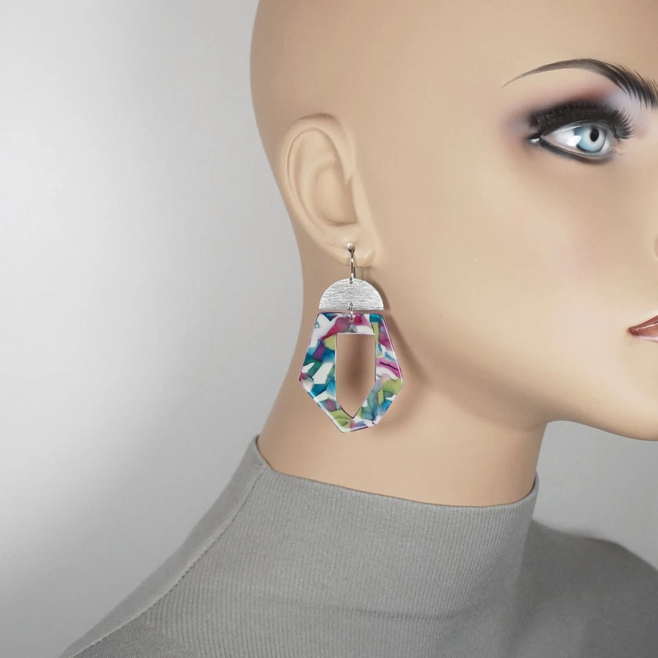 Pendientes vibrantes multicolores de acrílico y plata llamativos, cables de oreja de platino Foto 2 de 4
