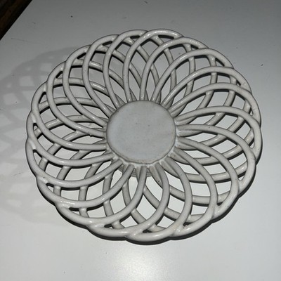 White Lattice Round Bread Bowl Fruit Basket Woven Ceramic Pedestal Base ~7 5/8''
