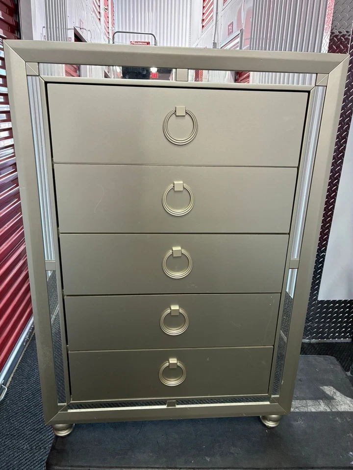 Cofre de 5 cajones de madera plateada Riley Global Furniture USA / usado Foto 2 de 4