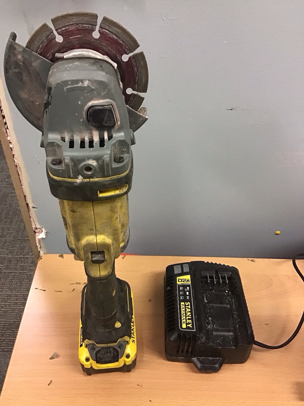 Stanley SFMCG400 FatMax V20 18V Angle Grinder - 1 Battery And Charger