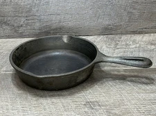Vintage W.K.M. 6.5” Cast Iron Fry Grill Pan Skillet Double Spout Made in Taiwan