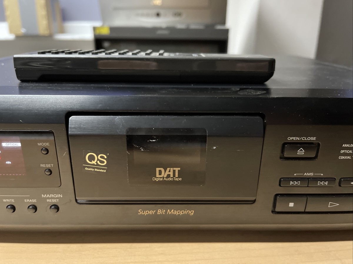 SONY DTC-ZE700 High-End Professional DAT-Recorder inkl. FB