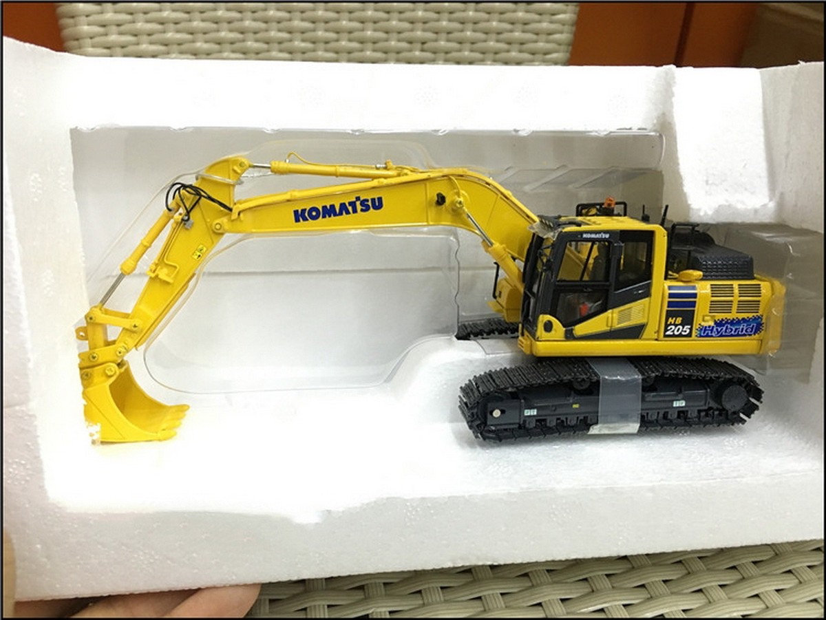 Universal Hobbies 1/50 Komatsu HB205 LC-3 Hybrid Excavator DieCast
