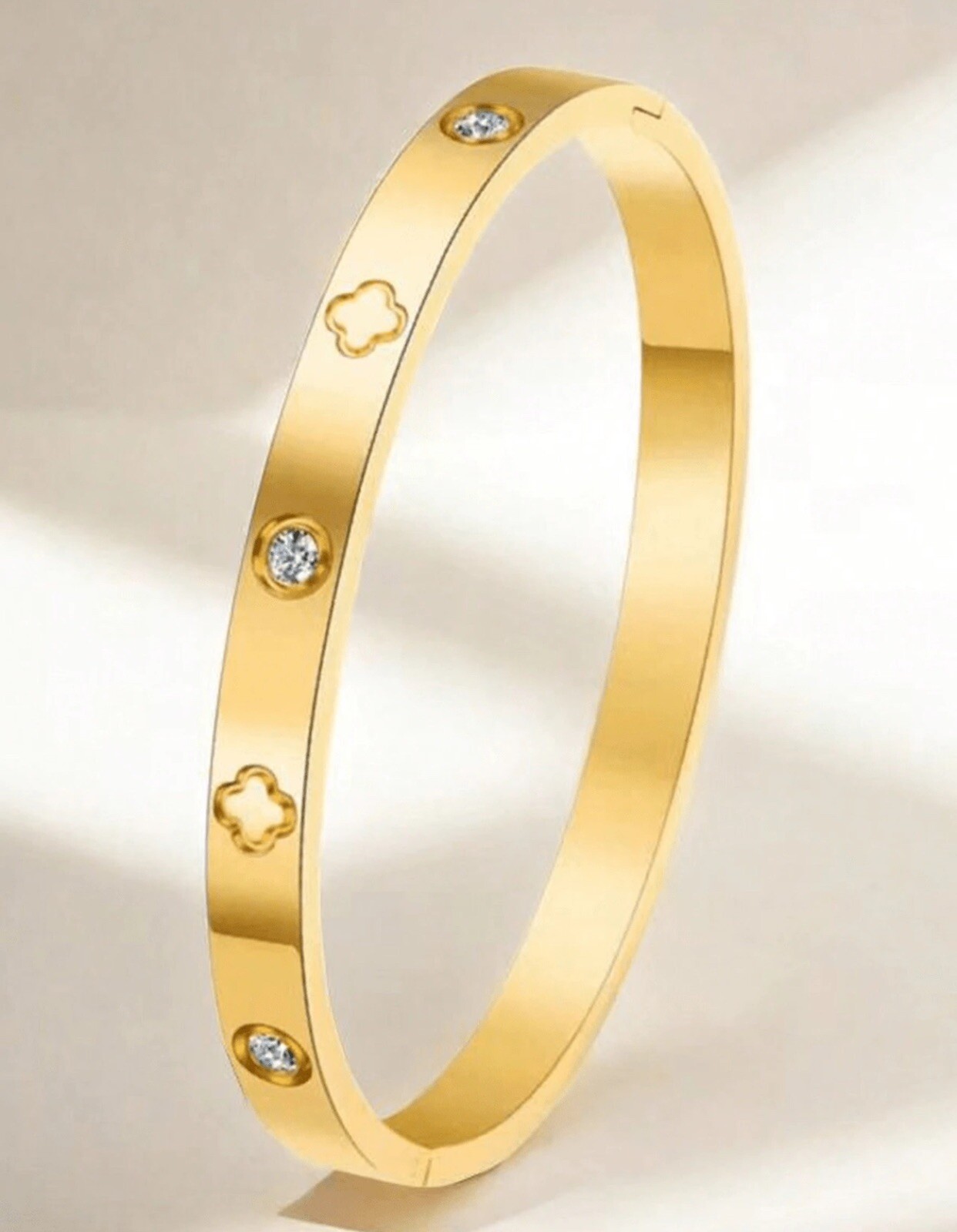 Bracelet acier inoxydable femme jonc doré motif trèfles et pierre zirconium