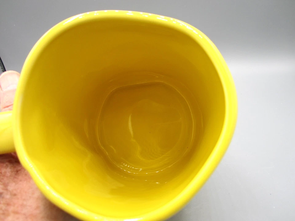 Taza de café Rae Dunn "Best Teacher Ever" amarilla por dentro y por fuera 20 oz artesanal (340) Foto 3 de 4