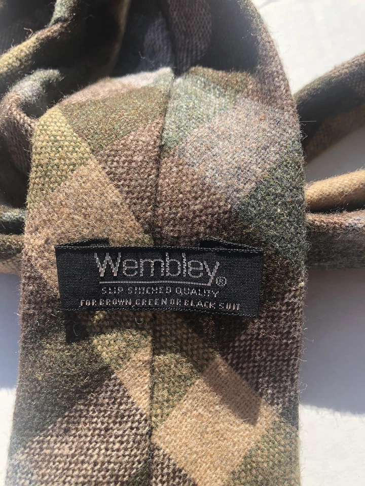 Wembley Browns Beiges Greens Slip Stitch Quality Necktie For Brown Green or Blac Foto 3 de 4