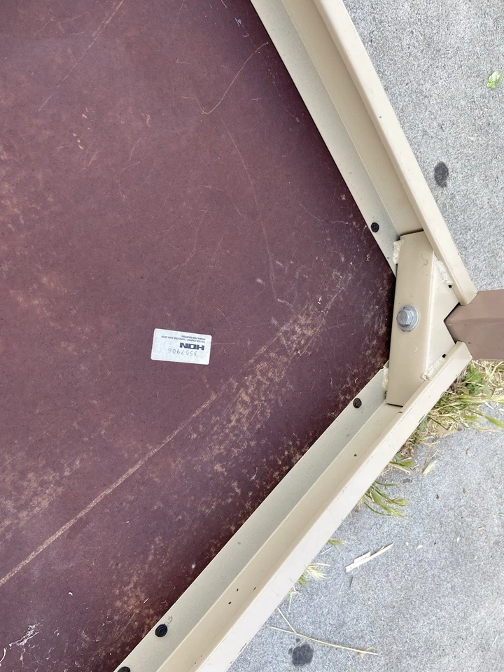 Mesa utilitaria industrial de escritorio cisterna moderna de mediados de siglo Hon vintage Foto 3 de 4