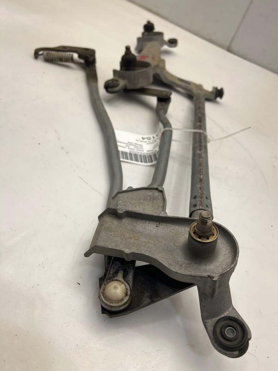 画像の2つ 2010 - 2015 Toyota Prius Windshield Wiper Linkage