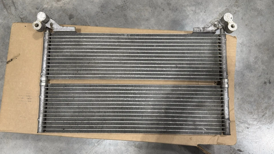 BMW E60 E61 535xi 535i ENGINE OIL COOLER RADIATOR 2008-2010 GENUINE 7560965 — 第 2/3 张图片