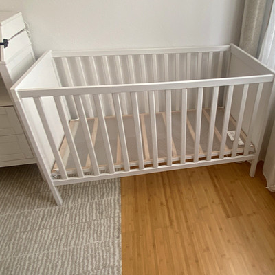 IKEA Babybett Kinderbett Gitterbett weiß mit Matratze für Jungen & Mädchen