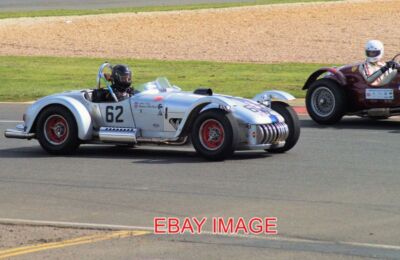 FOTO JOHN URE BEI BECKETTS IN SEINEM 1952 FRAZER NASH LE MANS REPLIKAT UND GIBT EINE