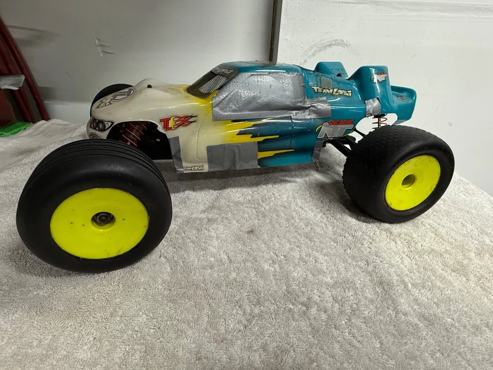 Camión de estadio Losi vintage sin escobillas Foto 2 de 4