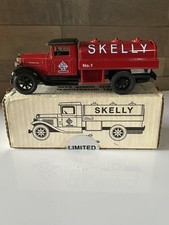 Ertl "1931 International" Skelly Oil Company, Tanker Truck, Locking Bank w/ Key