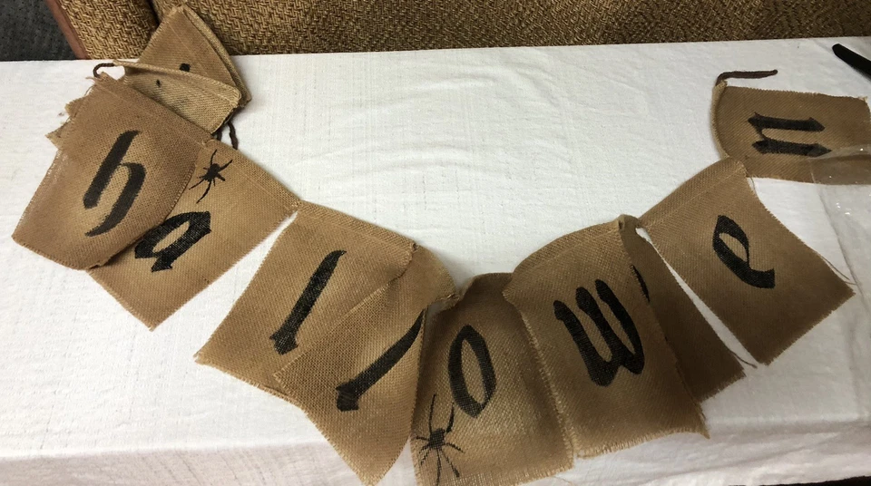 Banderín de arpillera "Feliz Halloween" de 7 pies con arañas y paquete de 2 mini luz púrpura Foto 3 de 4