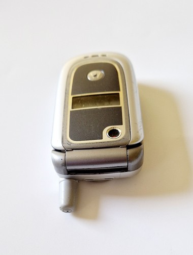 Motorola V235 Classic (Virgin Mobile) Retro Flip Phone In Good Condition - Picture 9 of 10