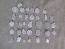 LOT de 33 MEDAILLES RELIGIEUSES en aluminium.