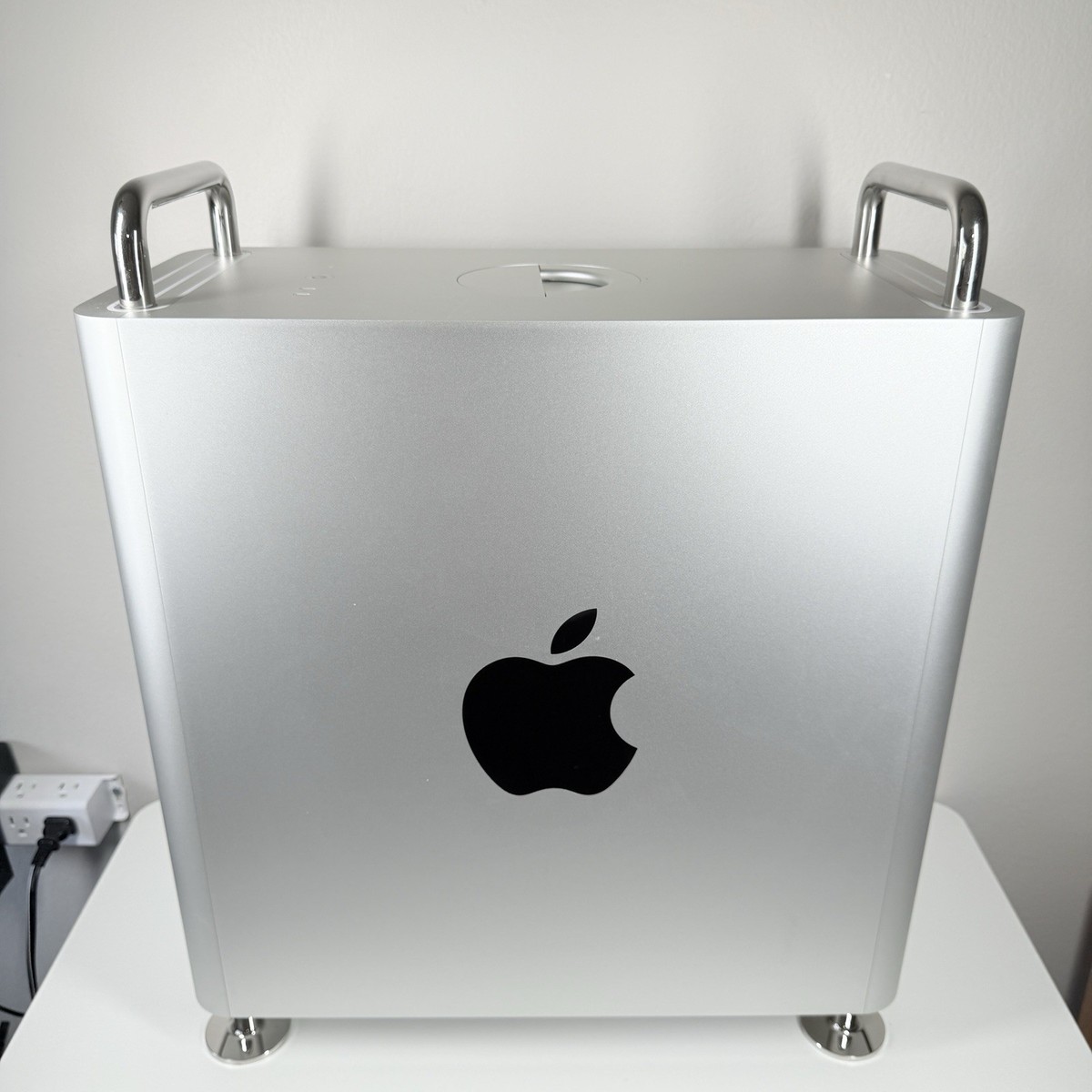 2019 Apple Mac Pro 3.5GHz 8-Core / 32GB RAM / 250GB SSD / AMD